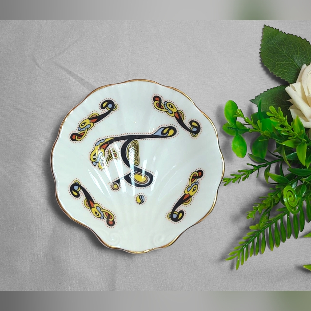 Vtg Royal Tara Ireland Bone China Shell Dish - Book of Kells Design 💚